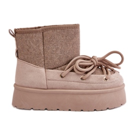 Bézs Mavora hócsizma fűzővel az emelvényen