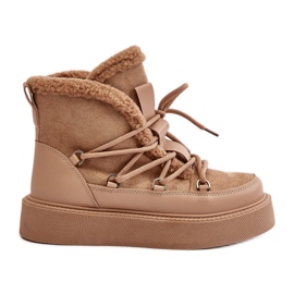 Sötétbézs Tamidra hócsizma az emelvényen