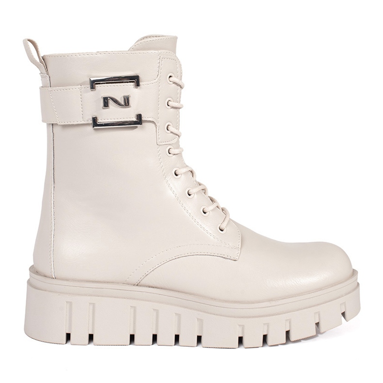 Seastar Bézs színű fűzős csizma az emelvényen