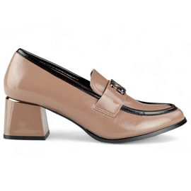 Bézs lakkozott alacsony sarkú cipő, női magassarkú pumpák