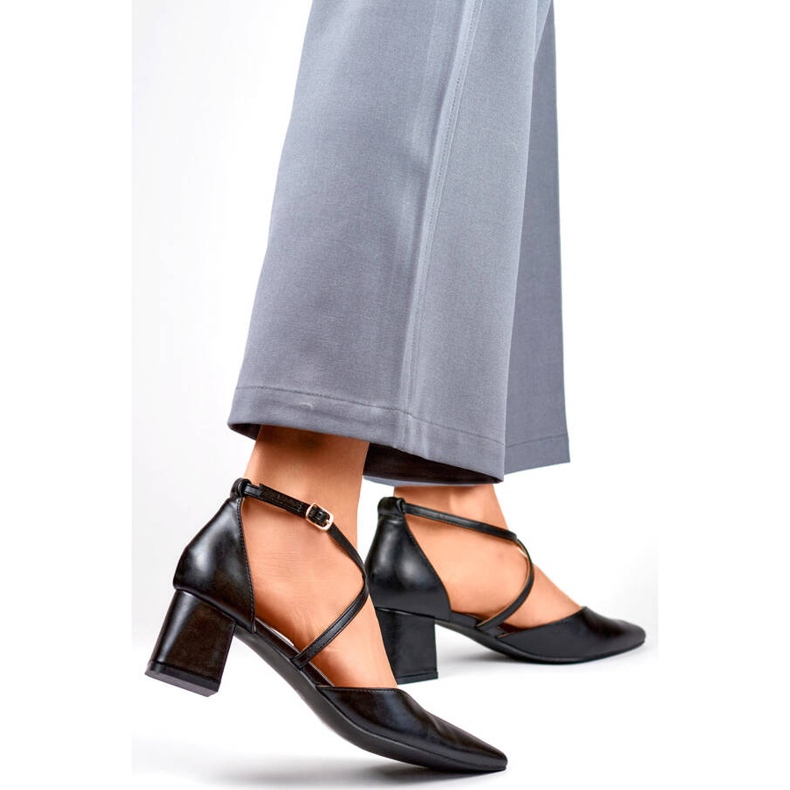 Női pumpák pántokkal, alacsony sarkon, fekete GD-FL1150B