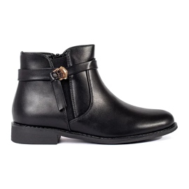 Fekete női bokacsizma pánttal, alacsony sarokkal