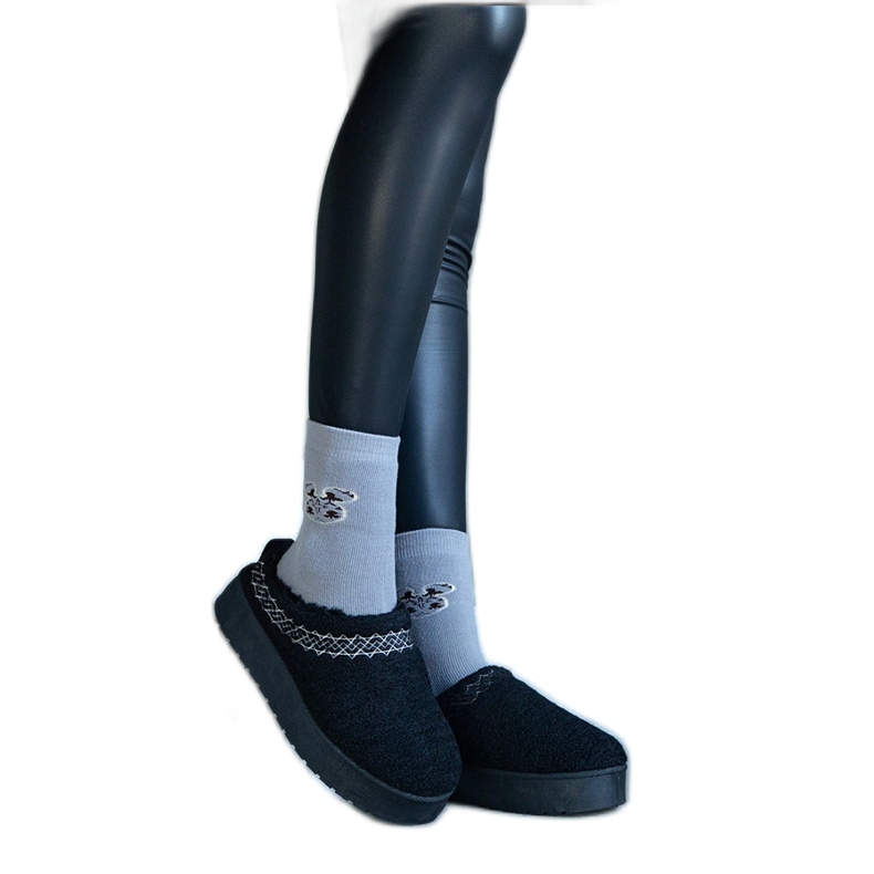 Fekete platform hócsizma alacsony felsőrésszel és hímzett Greene mintával Fekete platform hócsizma alacsony felsőrésszel és hímzett Greene mintával