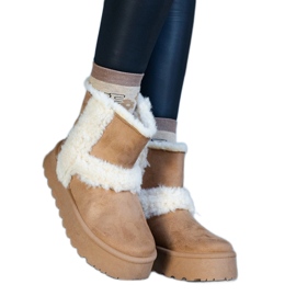 Sötétbézs színű öko-velúr hócsizma Peters szőrmével díszített platformon