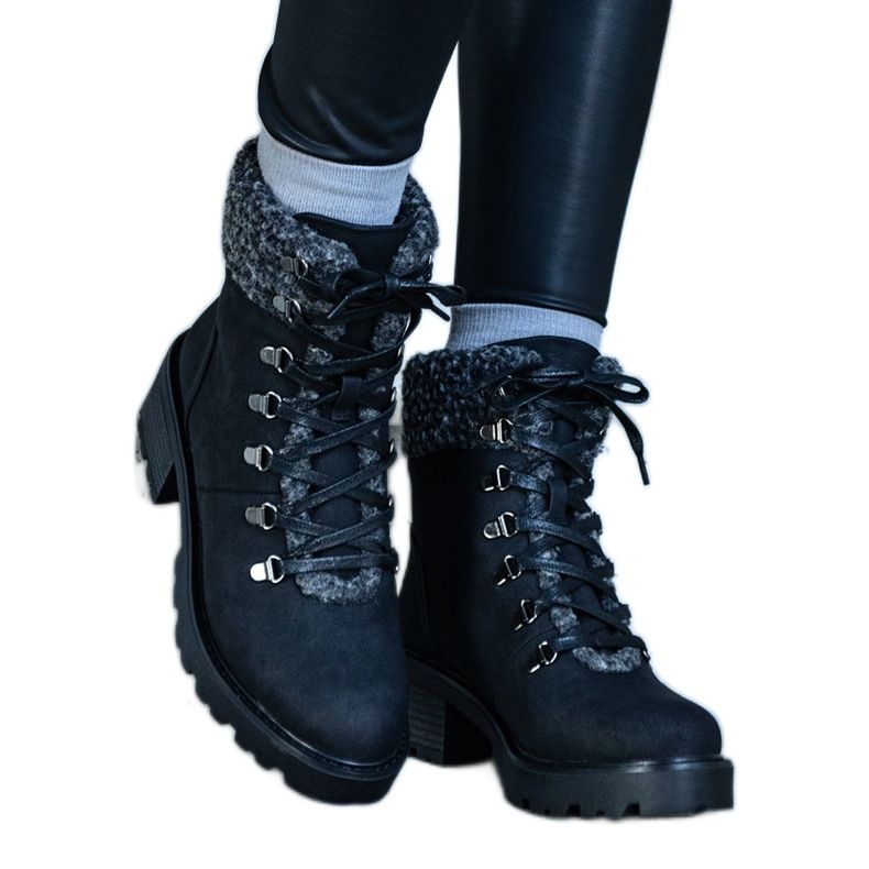 Fekete fűzős csizma Moses báránybőr kabáttal díszítve