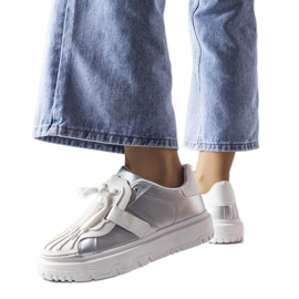 Ezüst színű női sportcipő az emelvényen Ezüst színű női sportcipő az emelvényen