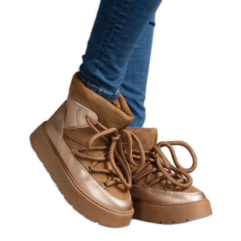 Barna női hócsizma az emelvényen, szőrmével szigetelve