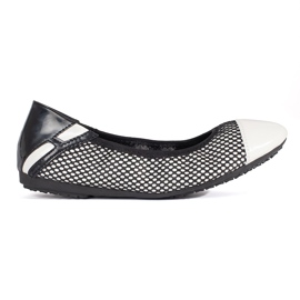 Fehér és fekete hálóval díszített balettlakások