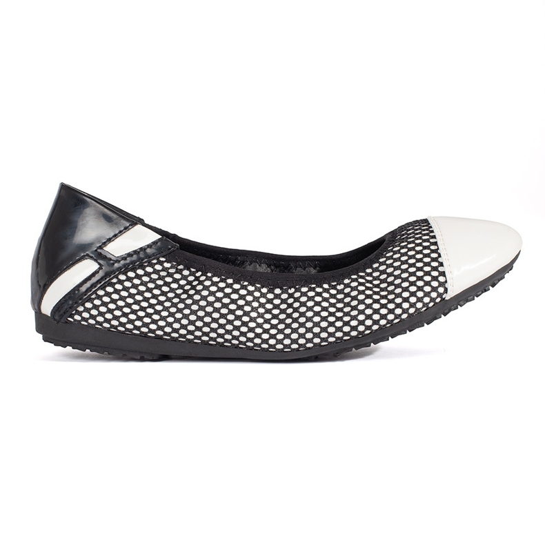 Fehér és fekete hálóval díszített balettlakások