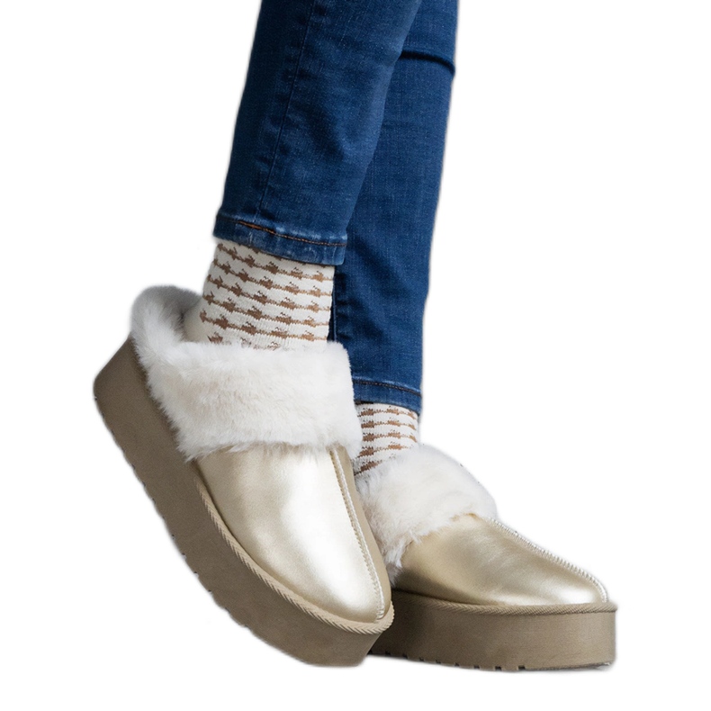 Szőrmével díszített arany platformpapucs, a saroknál gumiszalaggal aranysárga