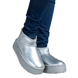 Ezüst alacsony havas csizma az emelvényen