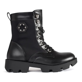 Fekete női szigetelt munkáscsizma az emelvényen