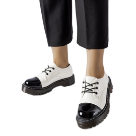 Fehér és fekete lakkcipő