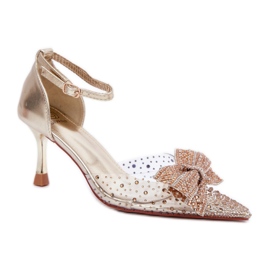 Lenyűgöző arany masnival díszített női magassarkú aranysárga