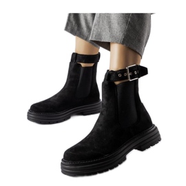 Fekete bokacsizma dekoratív csattal