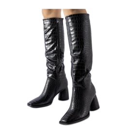 Fekete dombornyomással díszített csizma