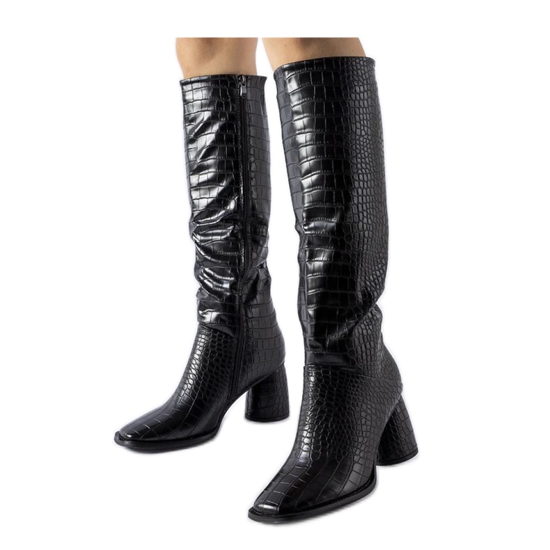 Fekete dombornyomással díszített csizma