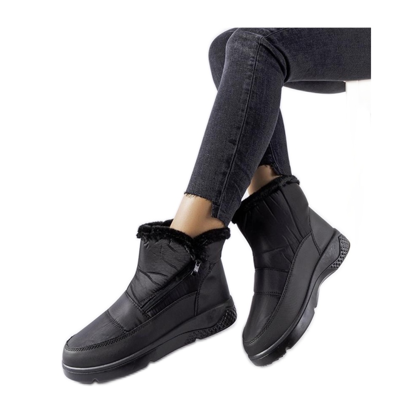 Fekete hőszigetelt hócsizma cipzárral Fekete hőszigetelt hócsizma cipzárral