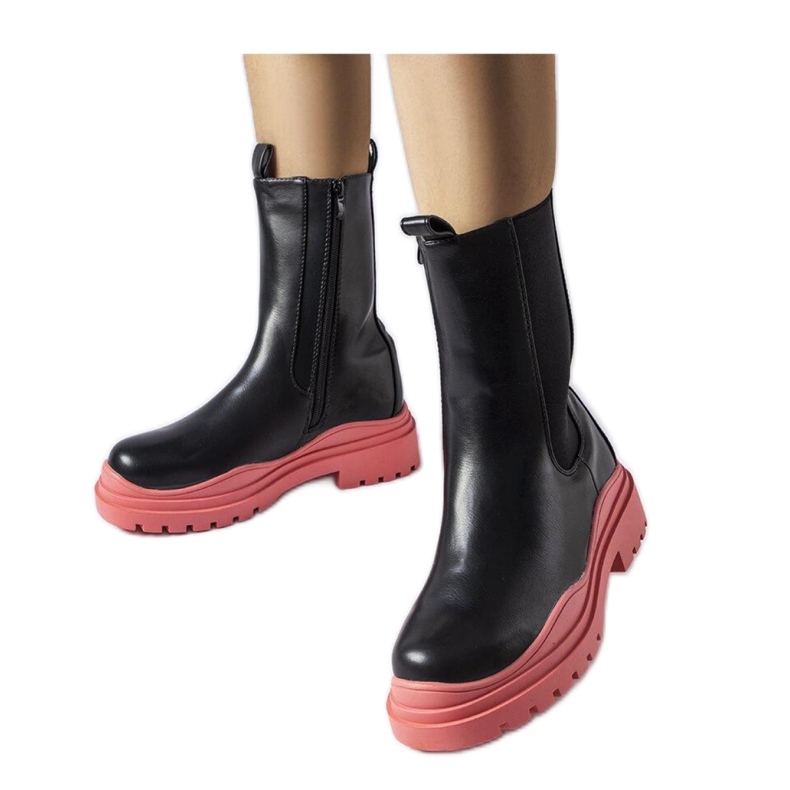 Fekete csizma színes talppal