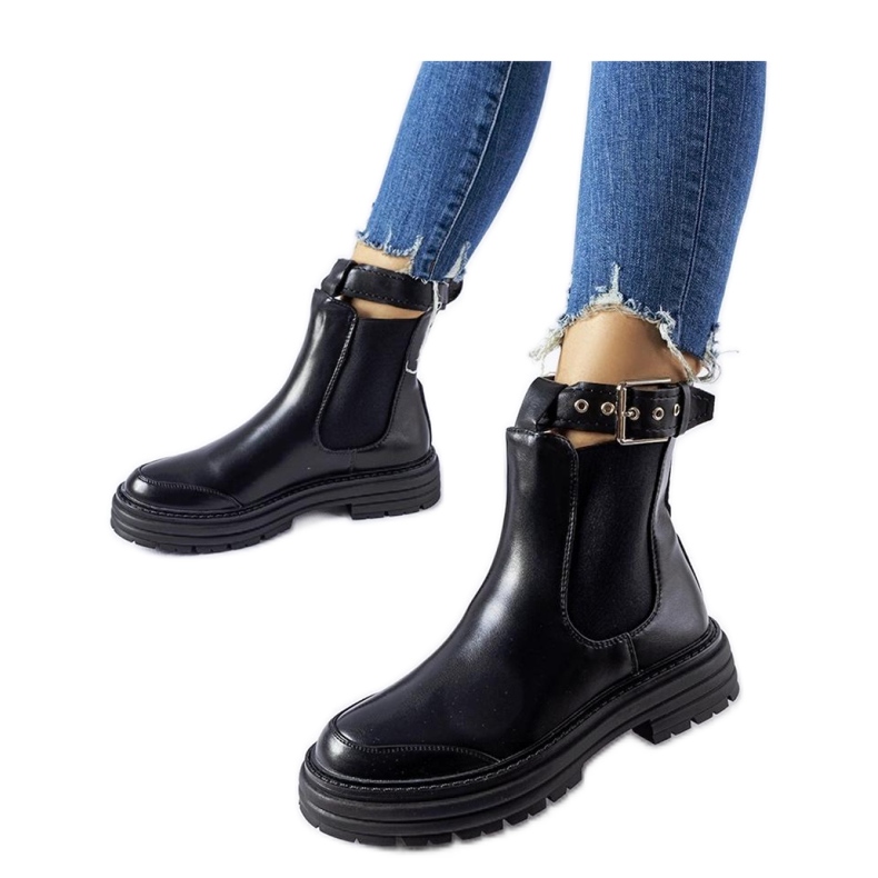 Fekete bokacsizma dekoratív csattal