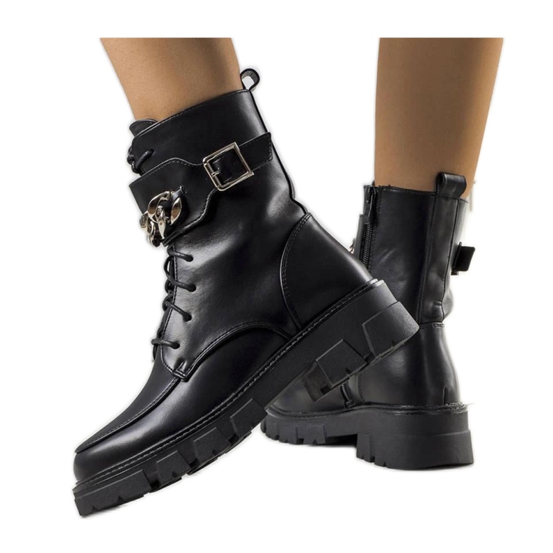 Fekete, hőszigetelt túrabakancs