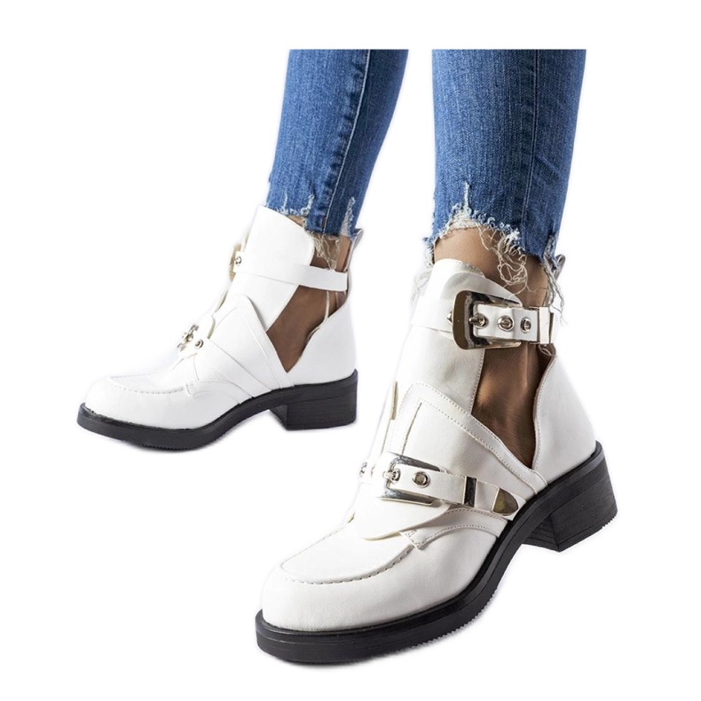 Fehér bokacsizma kivágásokkal