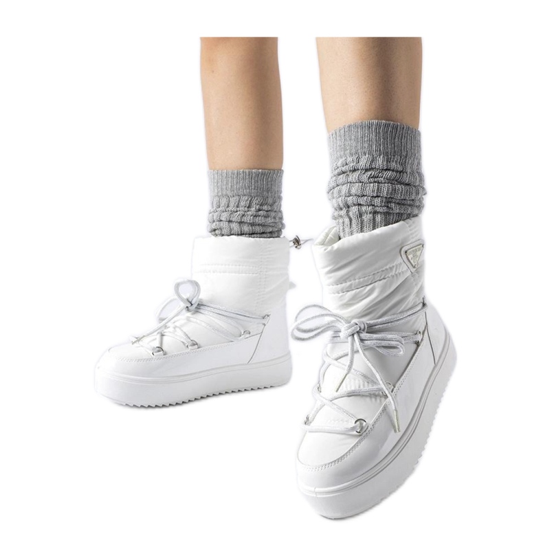 Fehér szigetelt hócsizma gumiszalaggal