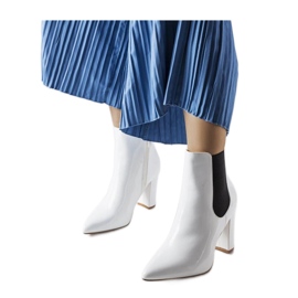 Fehér lakkozott bokacsizma cipzárral