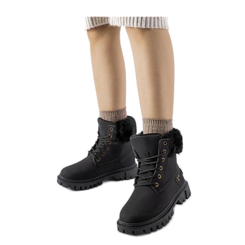 Fekete csizma dekoratív bundával