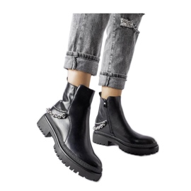 Fekete bokacsizma lánccal