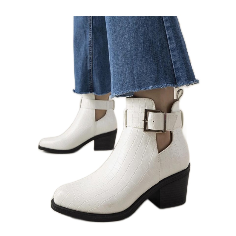 Fehér bokacsizma kivágásokkal