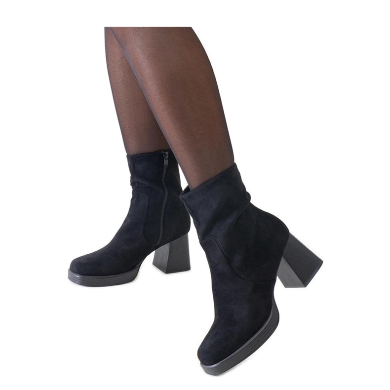 Fekete, szögletes orrú bokacsizma, öko-velúr