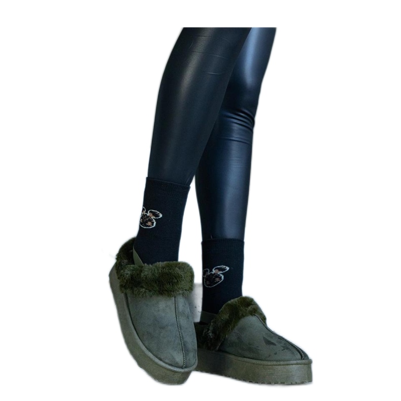 Zöld, szőrmével díszített platformpapucs, a sarkánál gumiszalaggal