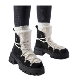 Fekete munkáscsizma dísznyelvvel