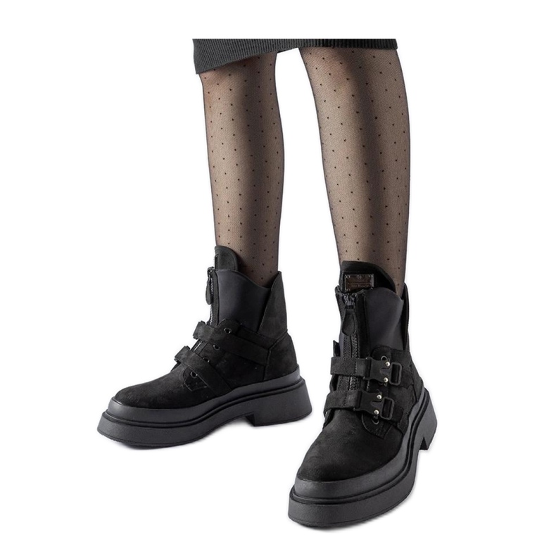 Fekete platós bokacsizma csatokkal