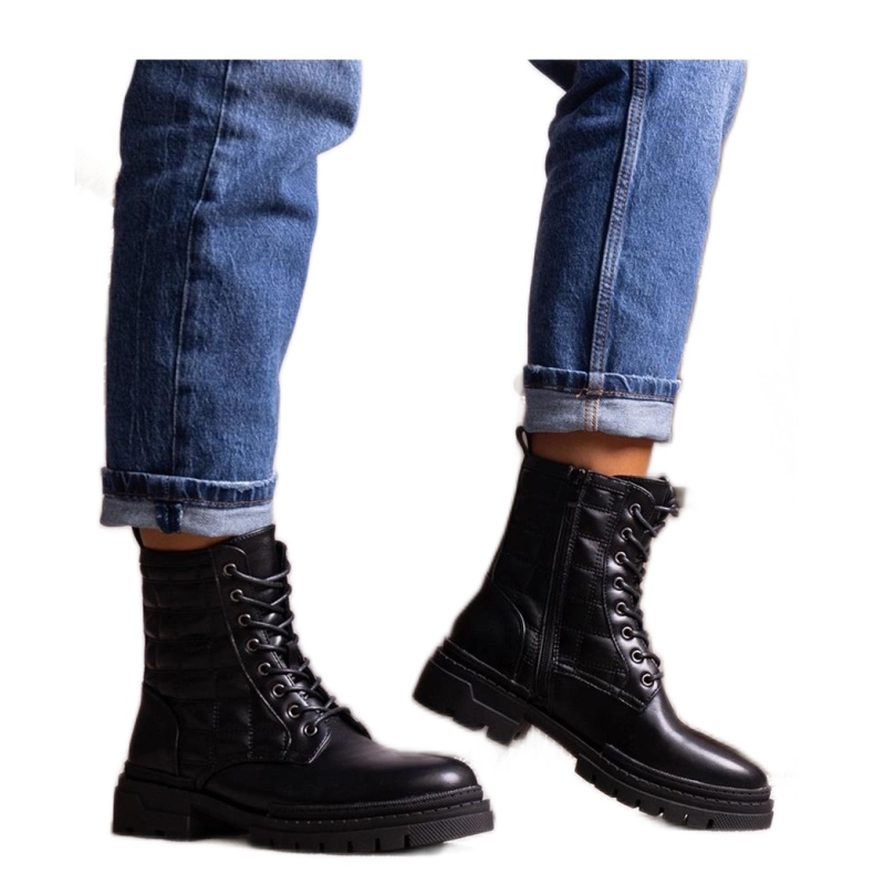 Fekete steppelt tornacipő