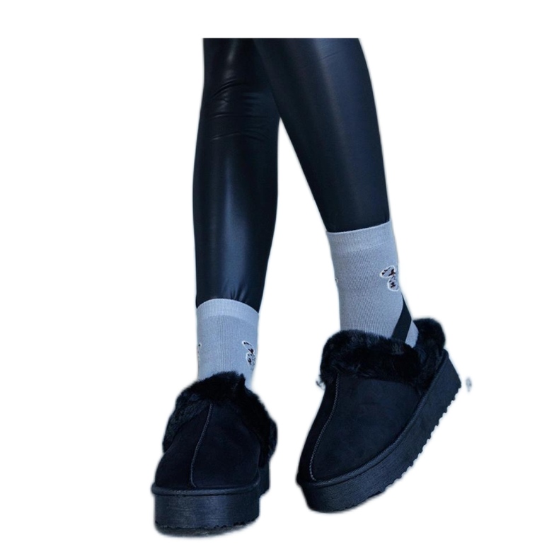 Szőrmével díszített fekete platformpapucs, a saroknál gumiszalaggal