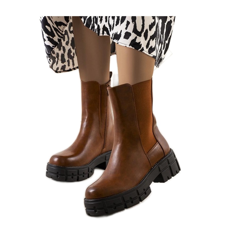 Barna színű női csizma