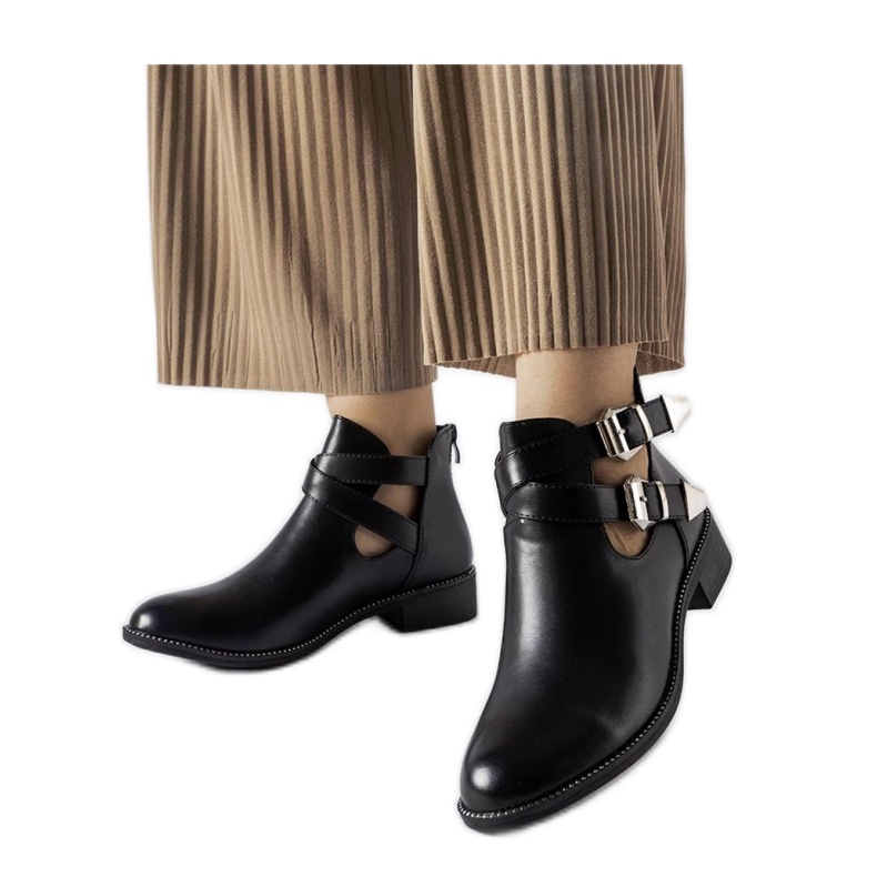 Fekete kivágott bokacsizma csatokkal