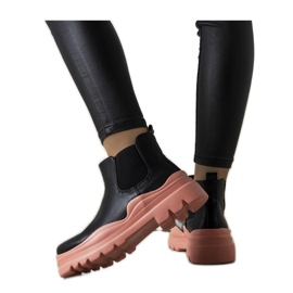 Fekete bokacsizma rózsaszín platformon