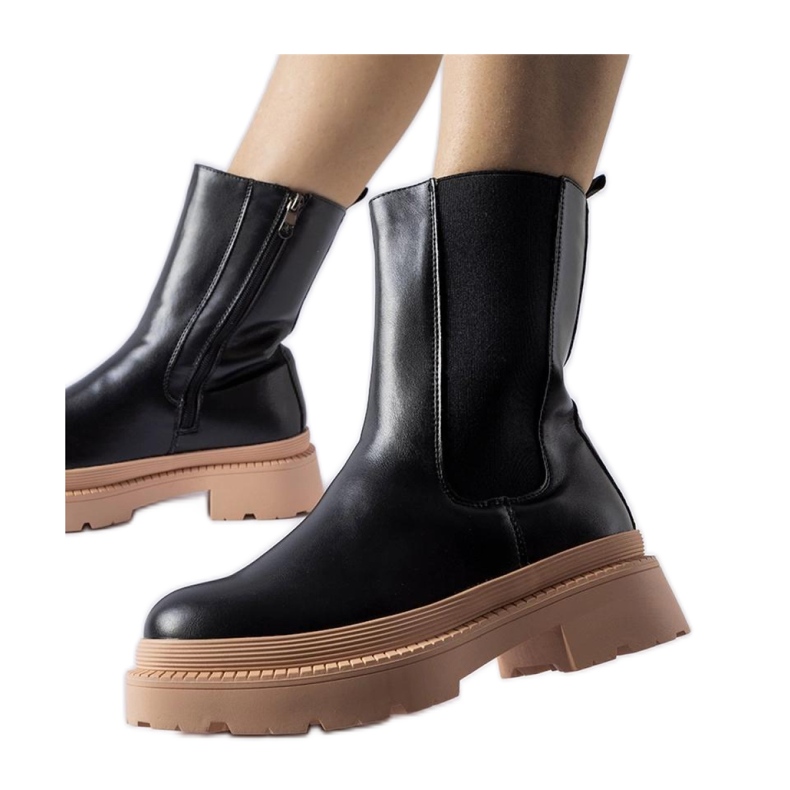 Fekete bokacsizma világos rózsaszín talppal