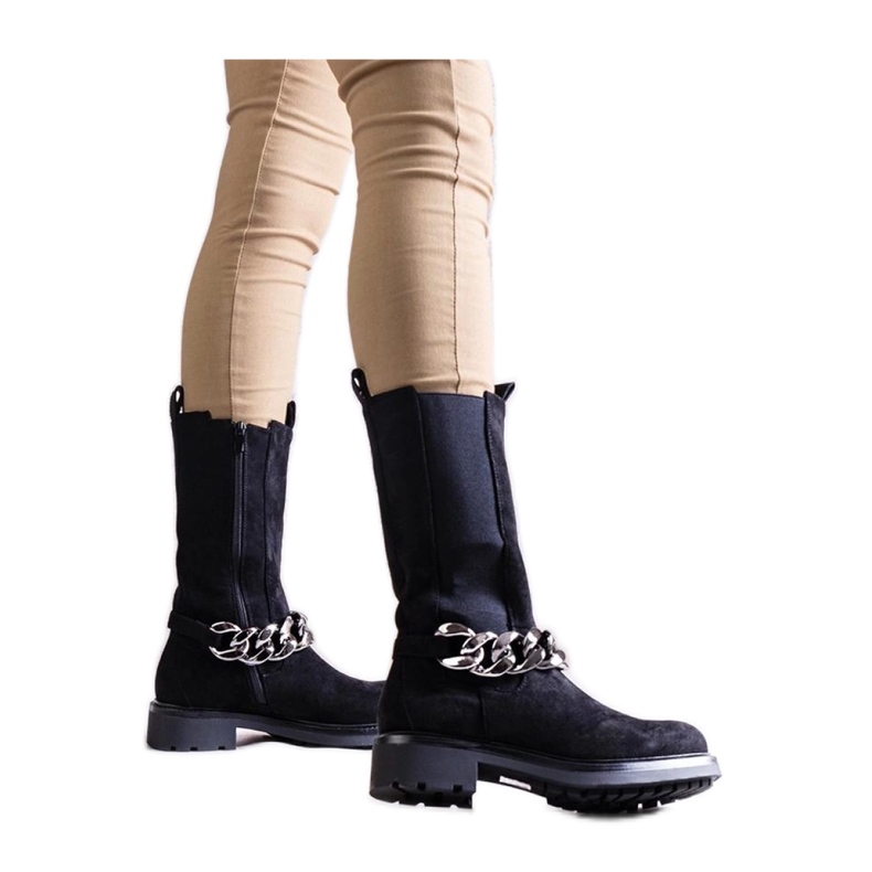 Fekete, lánccal díszített női bokacsizma