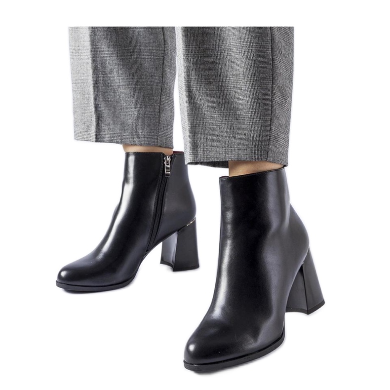 Fekete szigetelt bokacsizma dekoratív sarokkal