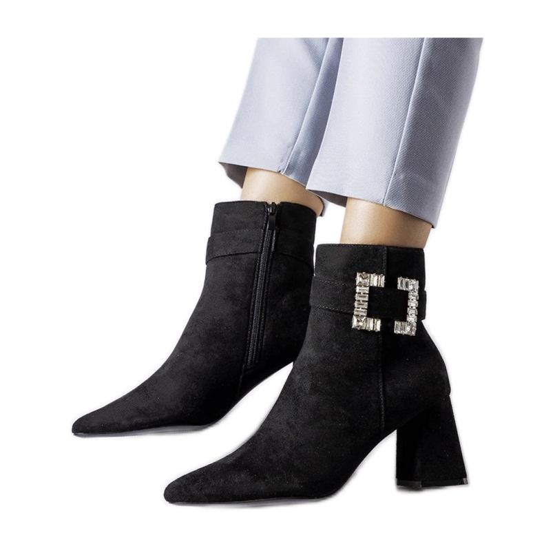 Fekete csizma egy oszlopon, cirkóniával