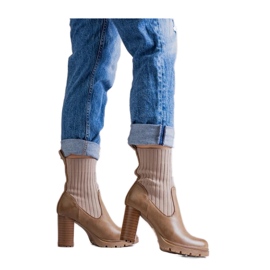 Sötétbézs színű, öko bőrből készült bokacsizma