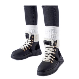 Fekete munkások egy hatalmas platformon