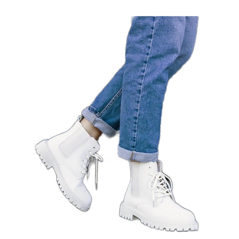 Világos bézs színű hőszigetelt túrabakancs