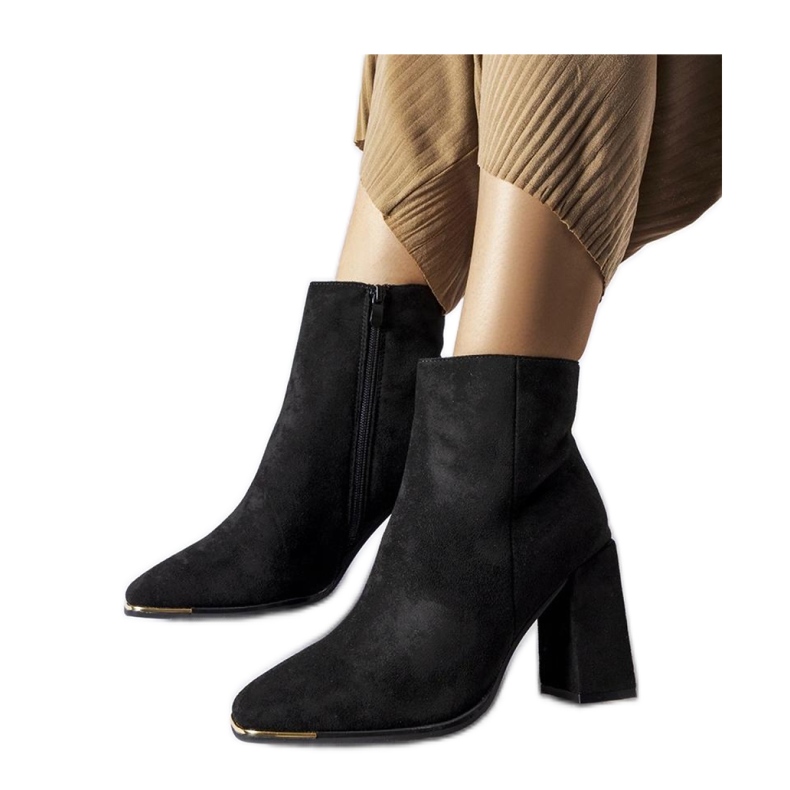 Fekete velúr bokacsizma az oszlopon