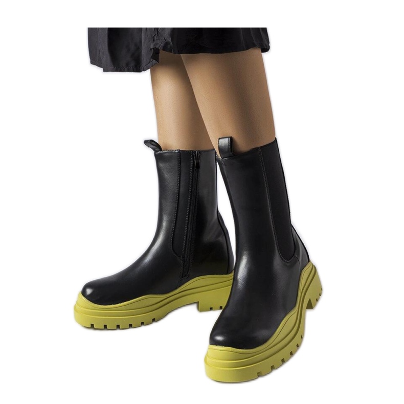 Fekete csizma színes talppal