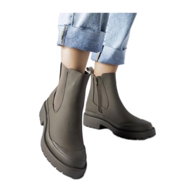 Zöld cuccok és női bokacsizmák